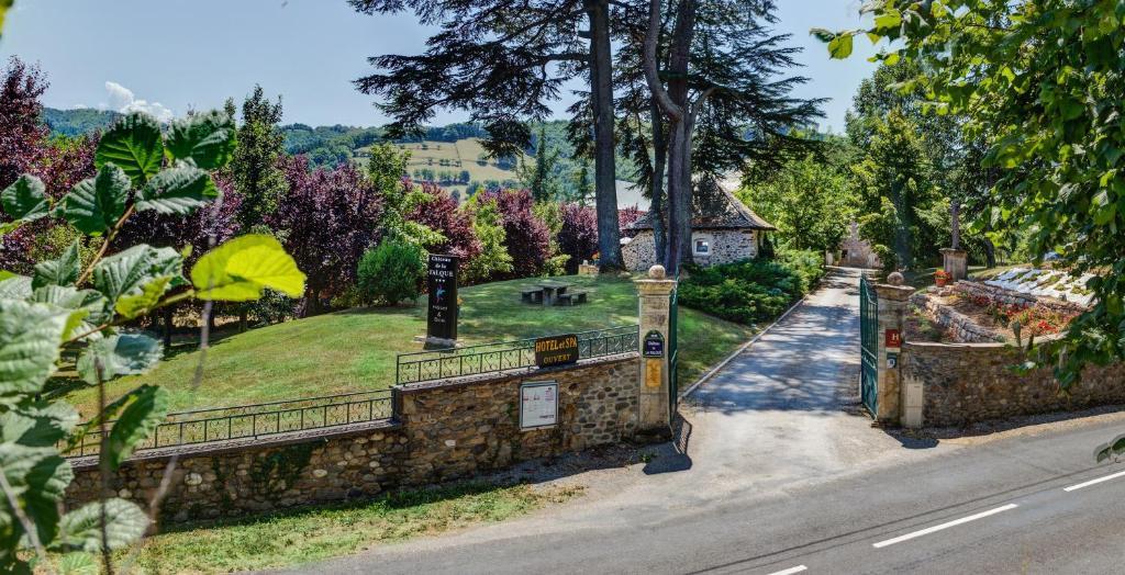 Chateau De La Falque, The Originals Relais Saint-Geniez-d'Olt Exterior photo